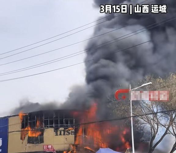 山西太原一处居民小区发生爆炸现场产生大量浓烟