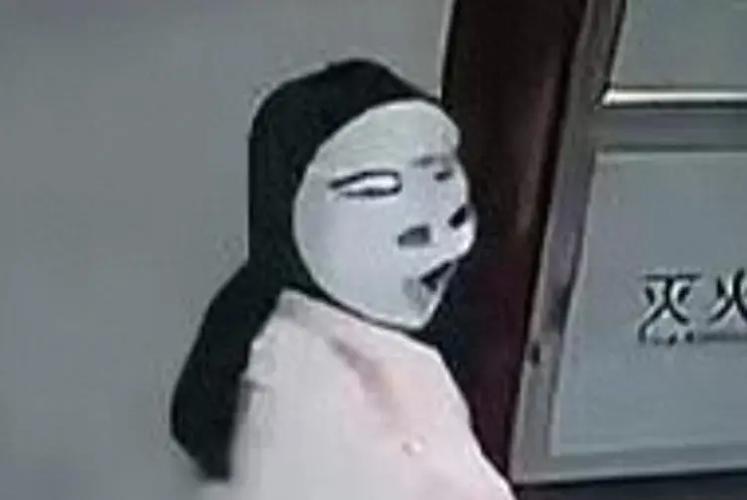 恶劣!女孩戴面具恐吓电梯内幼童